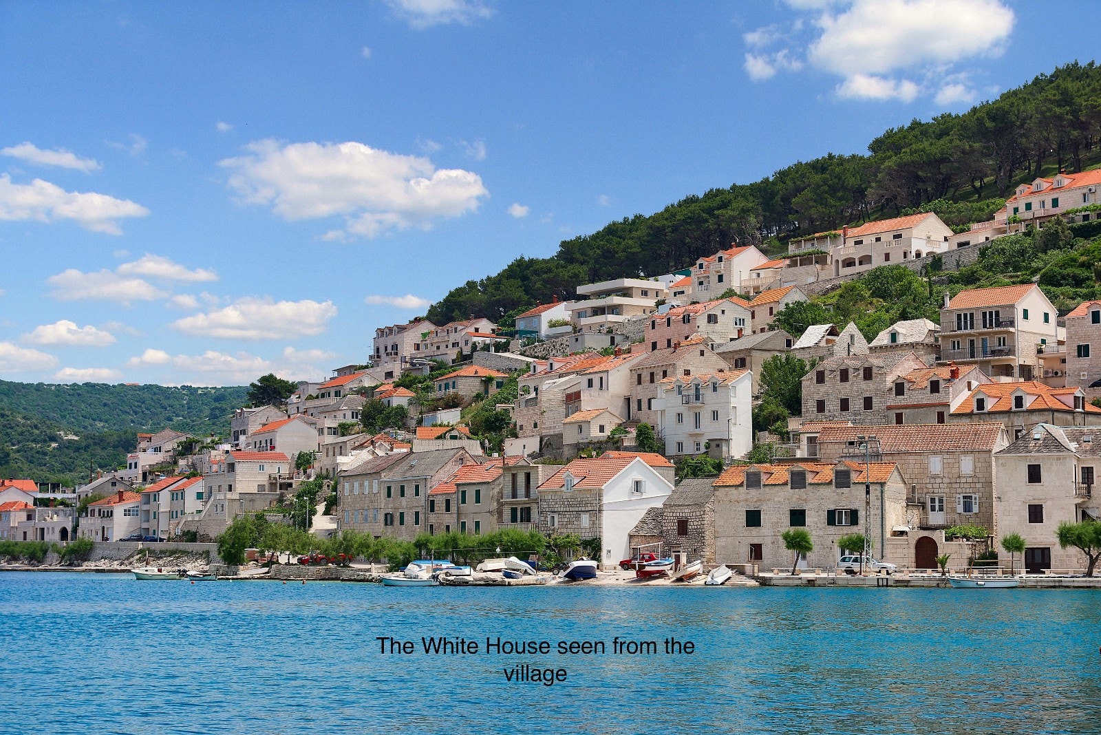 Huset sett fra landsbyen Galleribilde