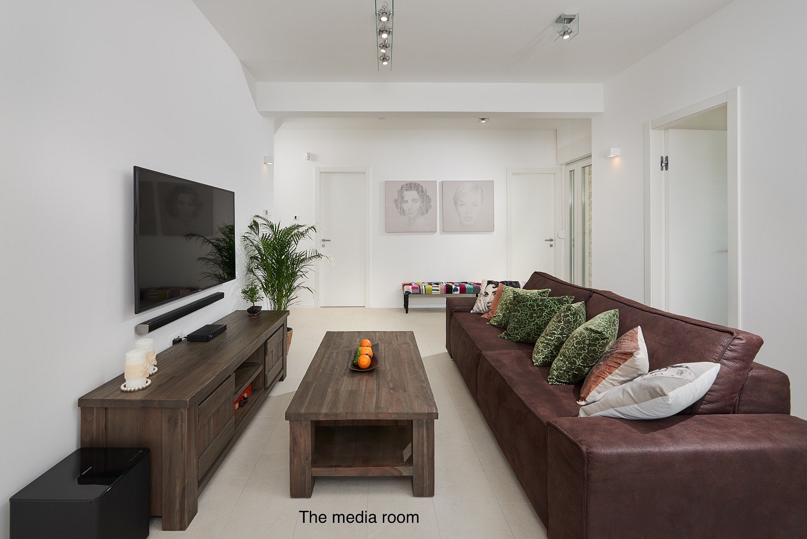 Filmrom med dobbel sovesofa og enkel sovesofa Galleribilde