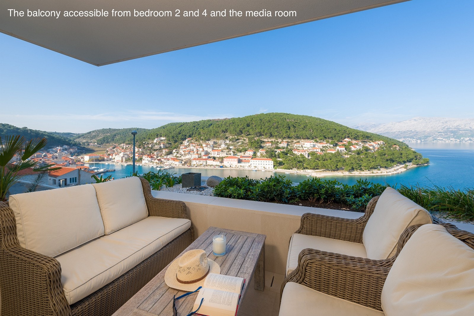 Balkong fra soverom 2, 4 og filmrom Galleribilde