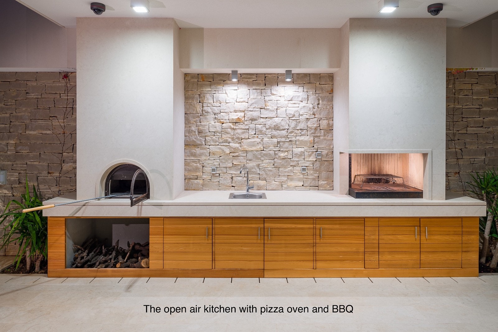 Utekjøkken med pizzaovn og grill Galleribilde