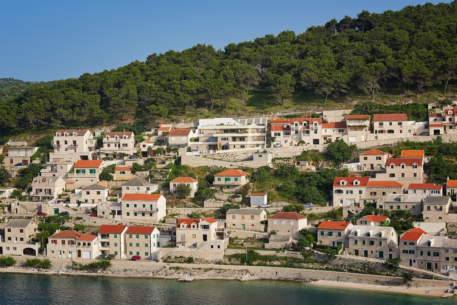 Huset sett fra landsbyen Galleribilde