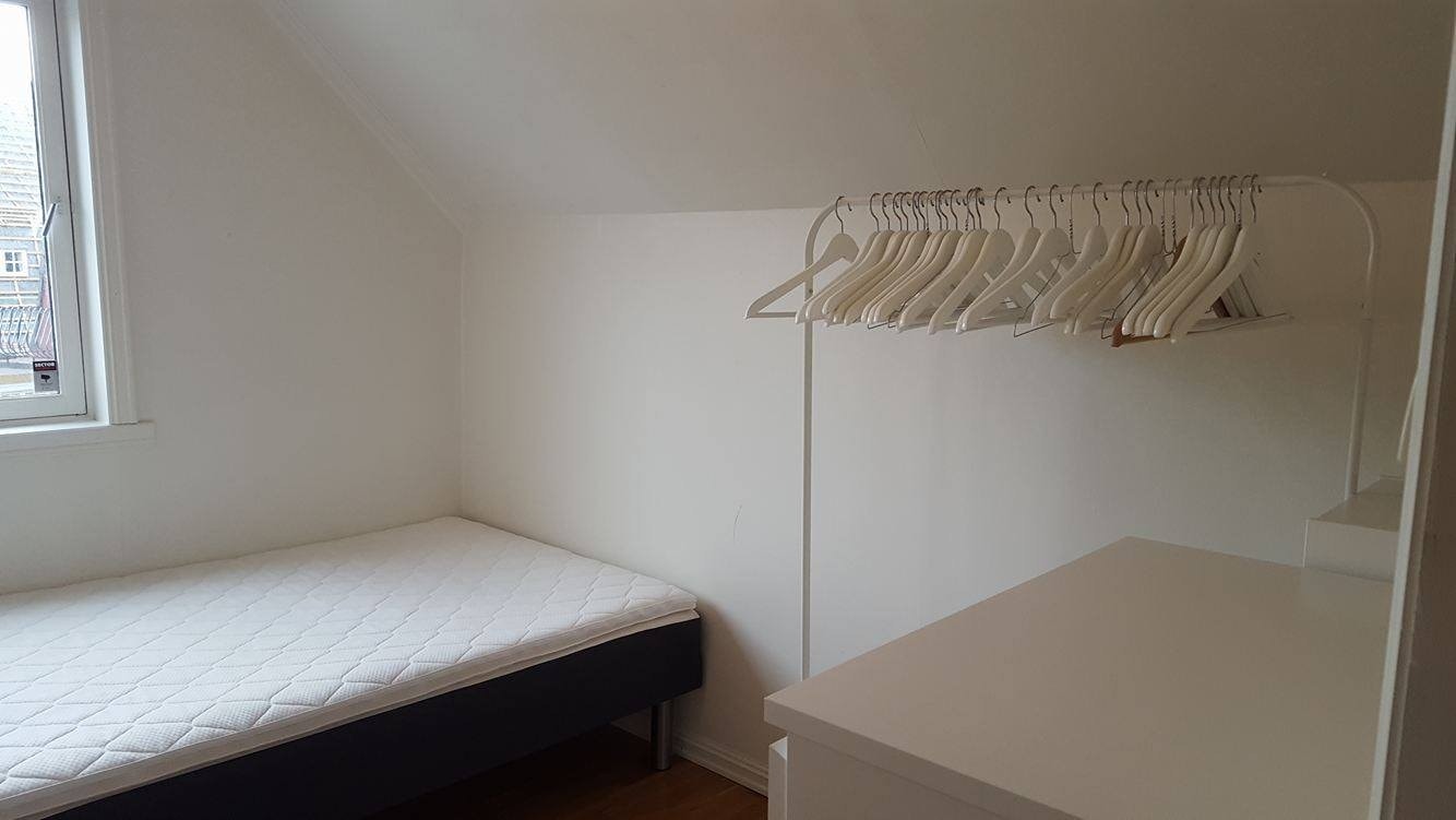 Soverom 1. Seng på 120cm, kleshengere og kommode følger med. Galleribilde