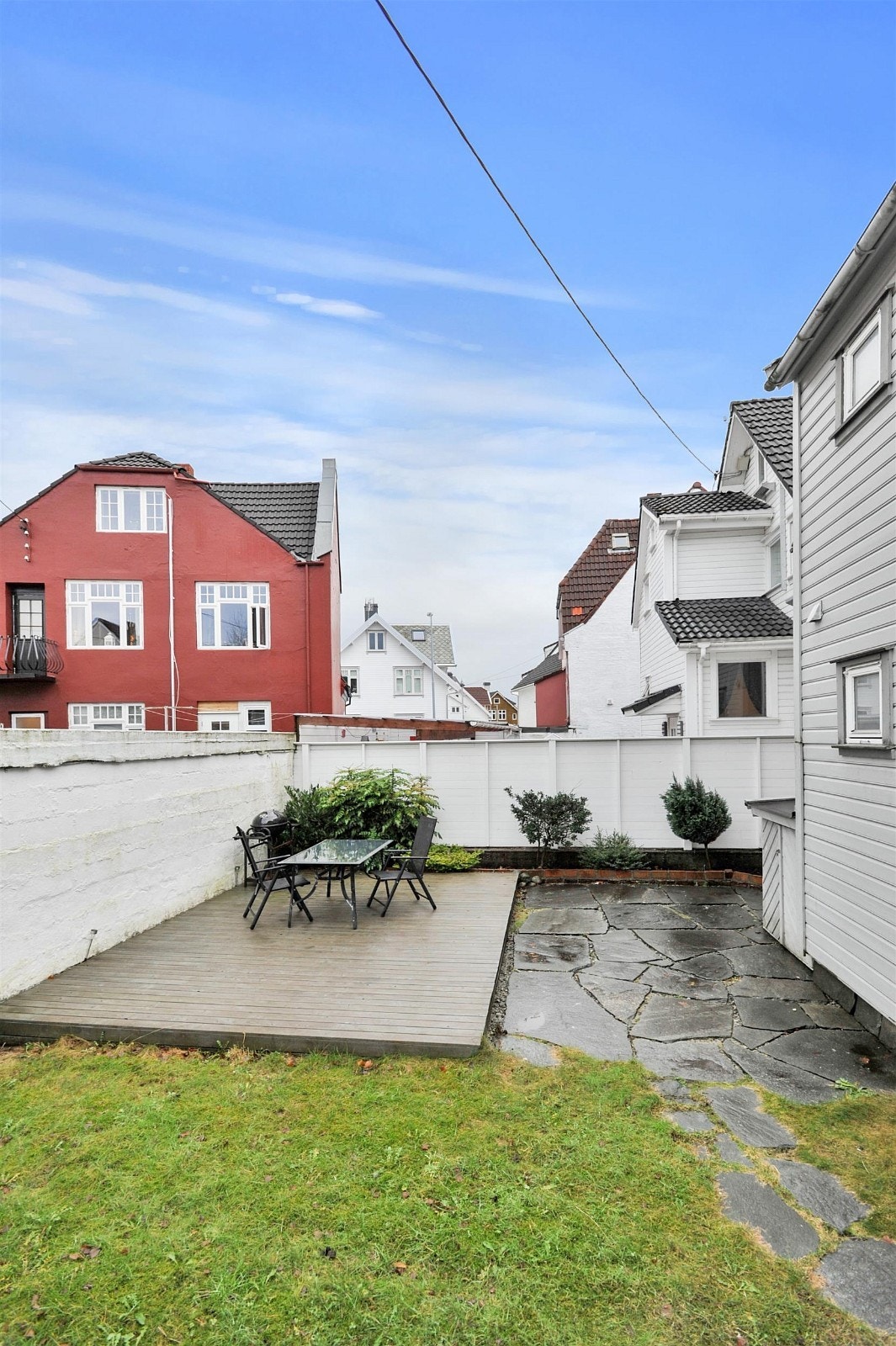 Bakgård / terrasse. Felles terrasse med boenheten under. Galleribilde