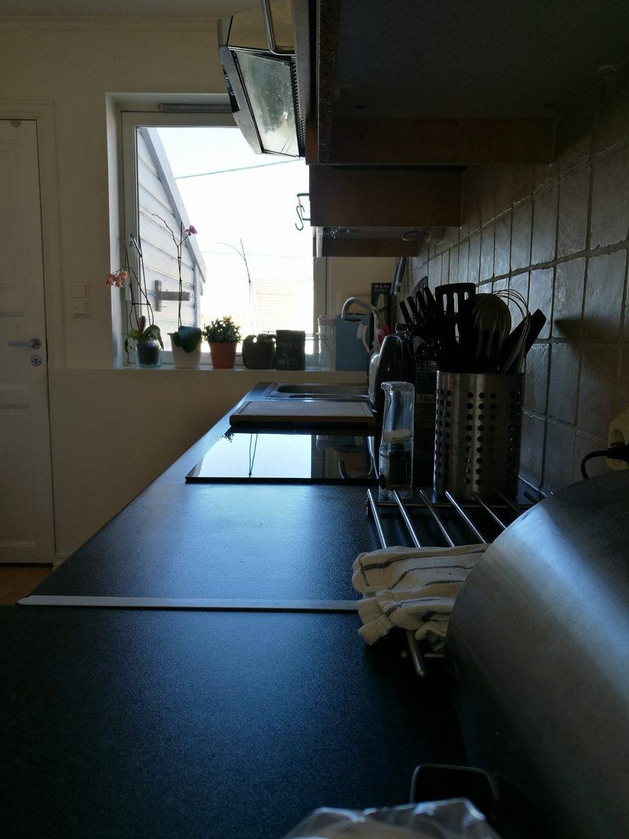 Kjøkken med koselig utsyn. Galleribilde