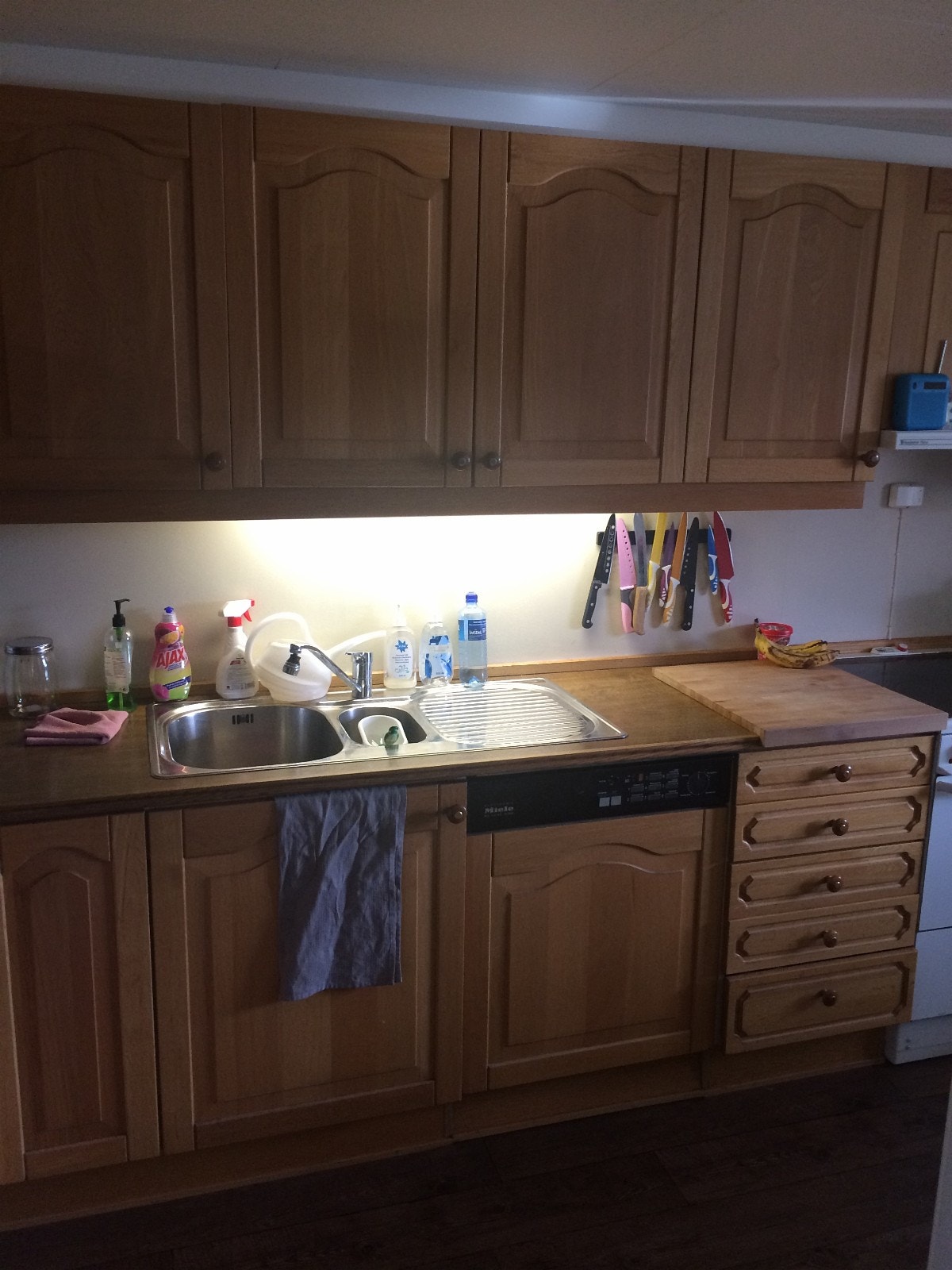 romslig kjøkken med bra med skap plass Galleribilde