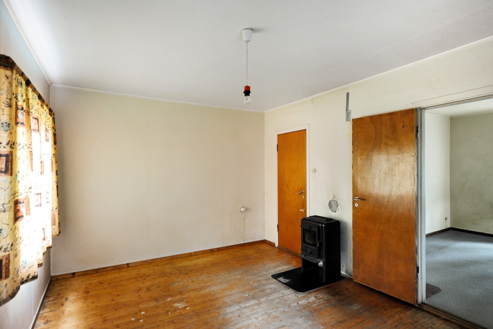 Stue med vedovn Galleribilde