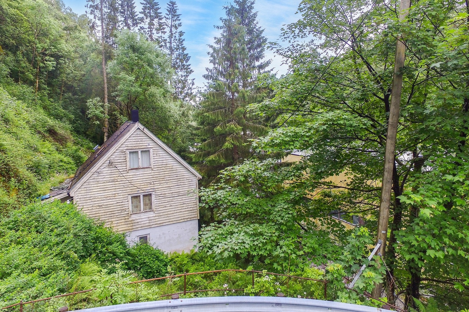 Fasade fra veien Galleribilde