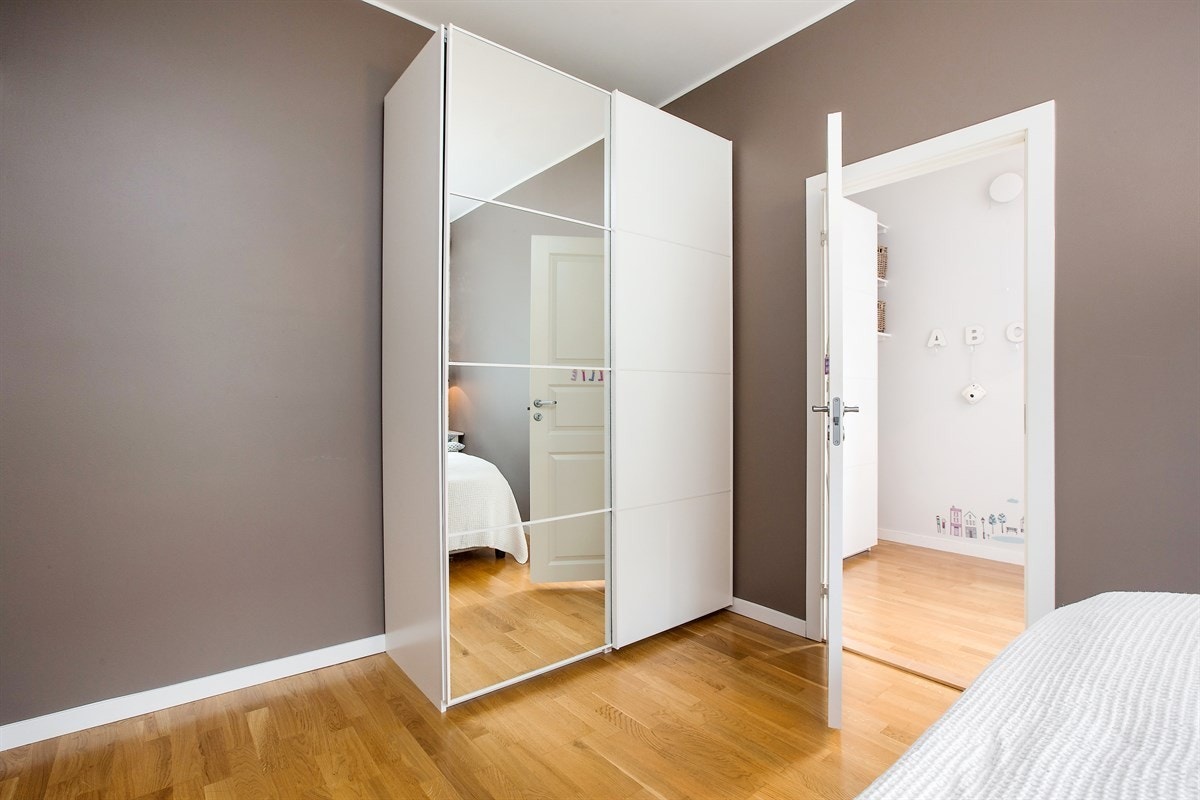 Skyvedørsgarderobe følger med Galleribilde