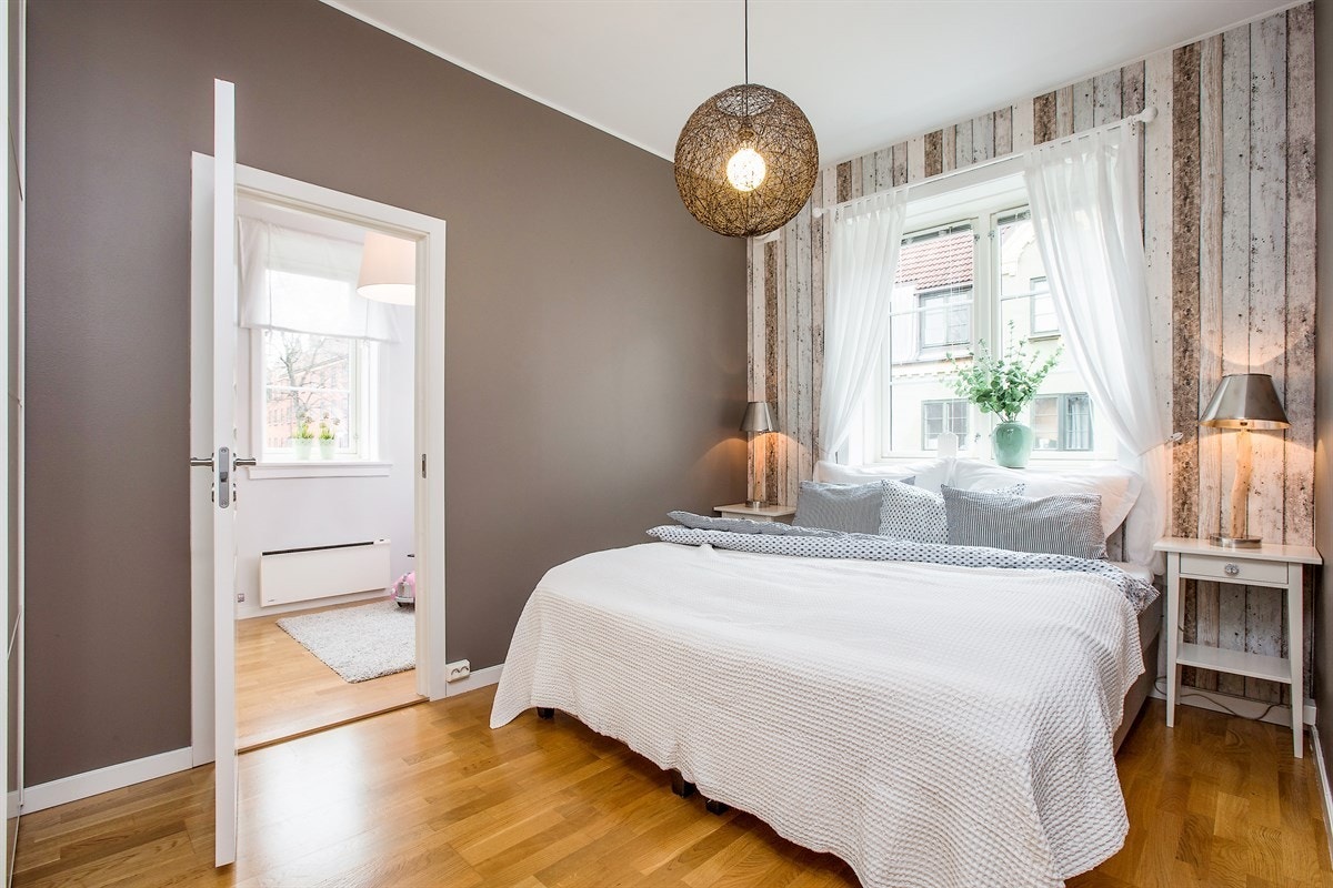 Soverom I mot stille bakgård Galleribilde