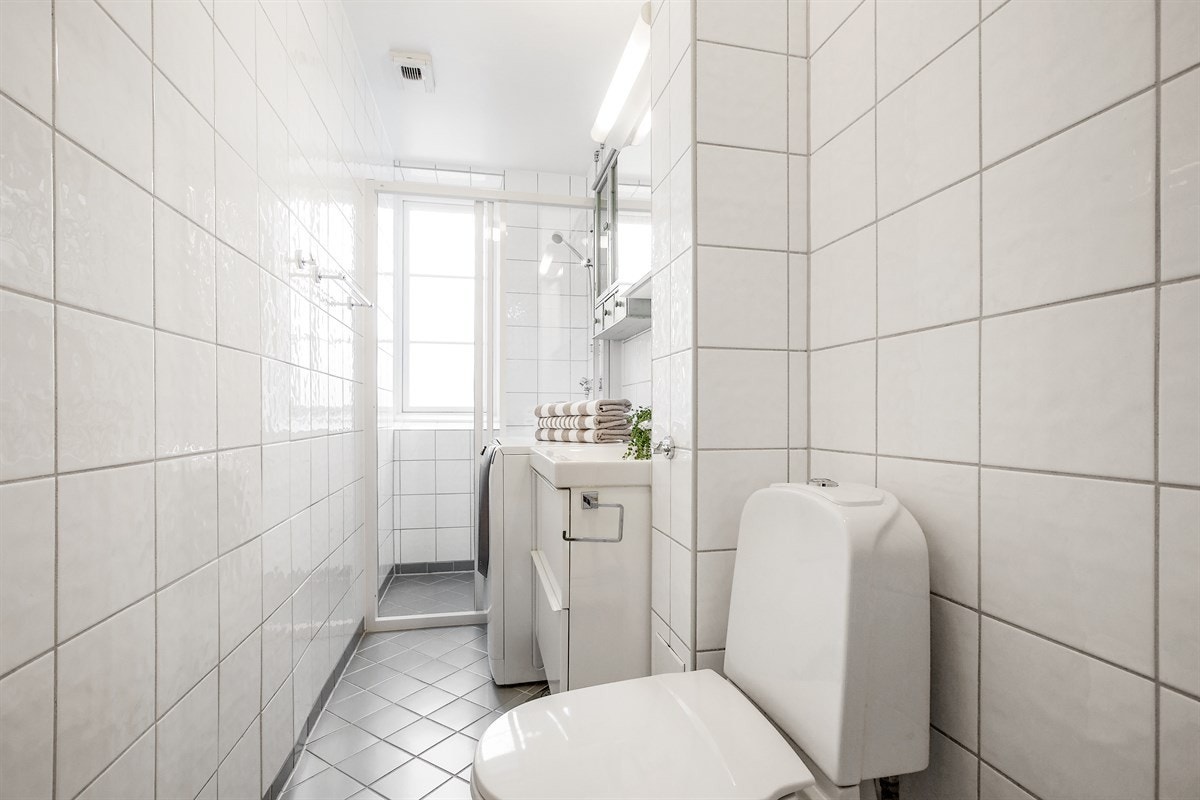 Lyst bad med vindu uten innsyn og vaskemaskin/trøketrommel Galleribilde