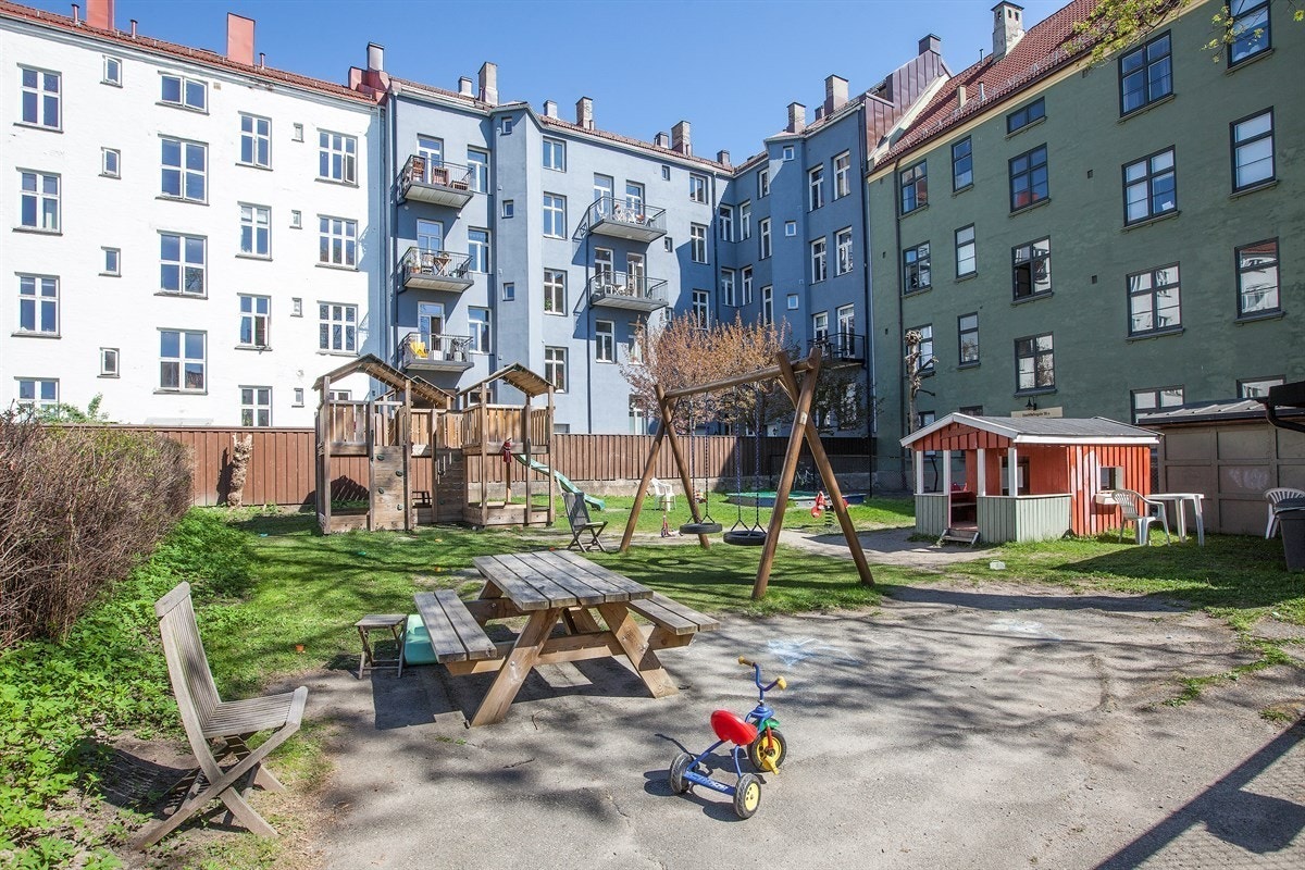 Lekeplass i enden av sameiet Galleribilde