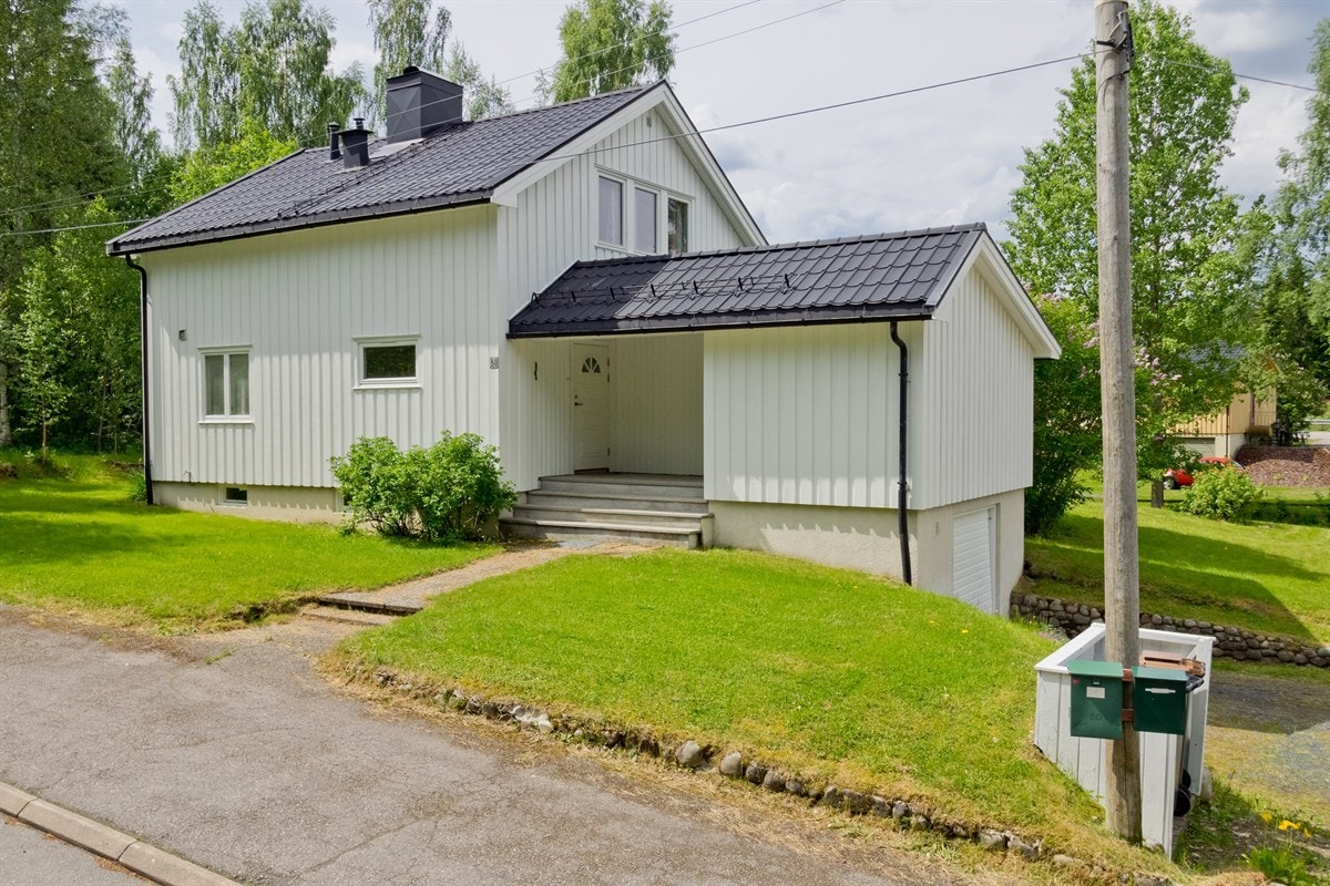 Overbygget inngangsparti med skiferbelagt trapp. Galleribilde