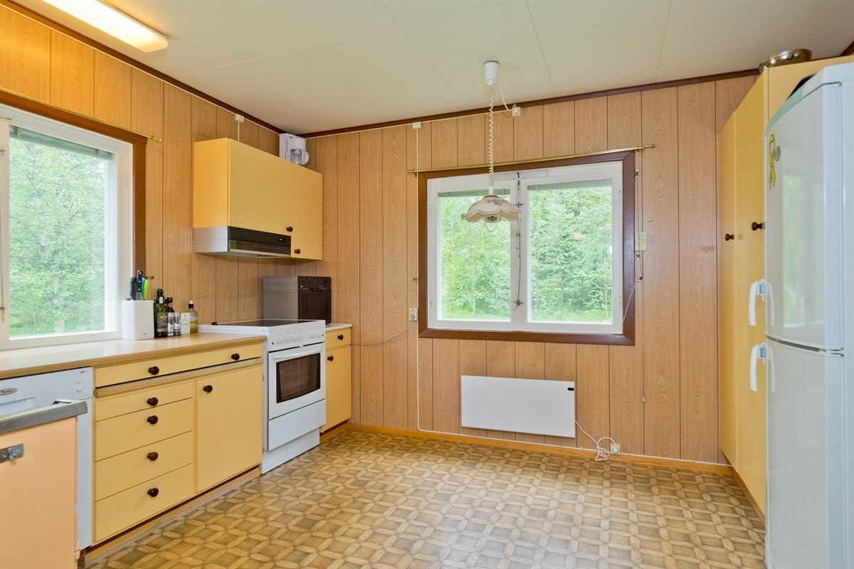 Kjøkkenet har godt med skapplass. Galleribilde