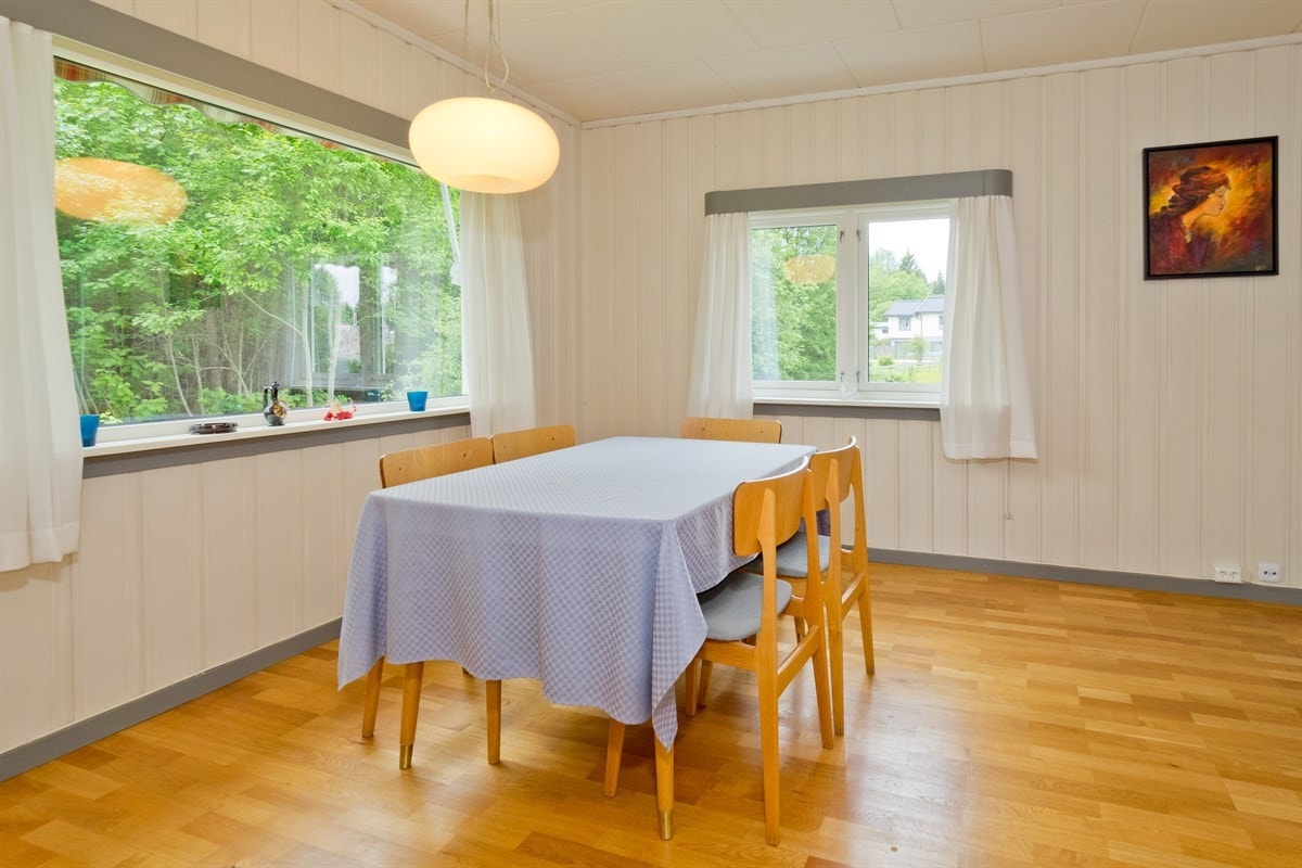 Store vindusflater gir rikelig med innlys til spisestuen. Galleribilde