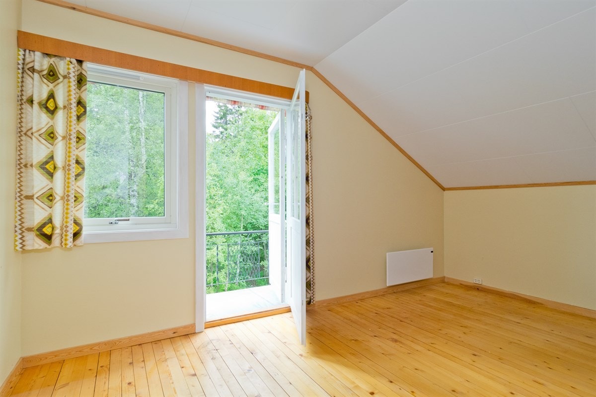 Soverom i 2.etasje med egen sørvendt balkong. Galleribilde