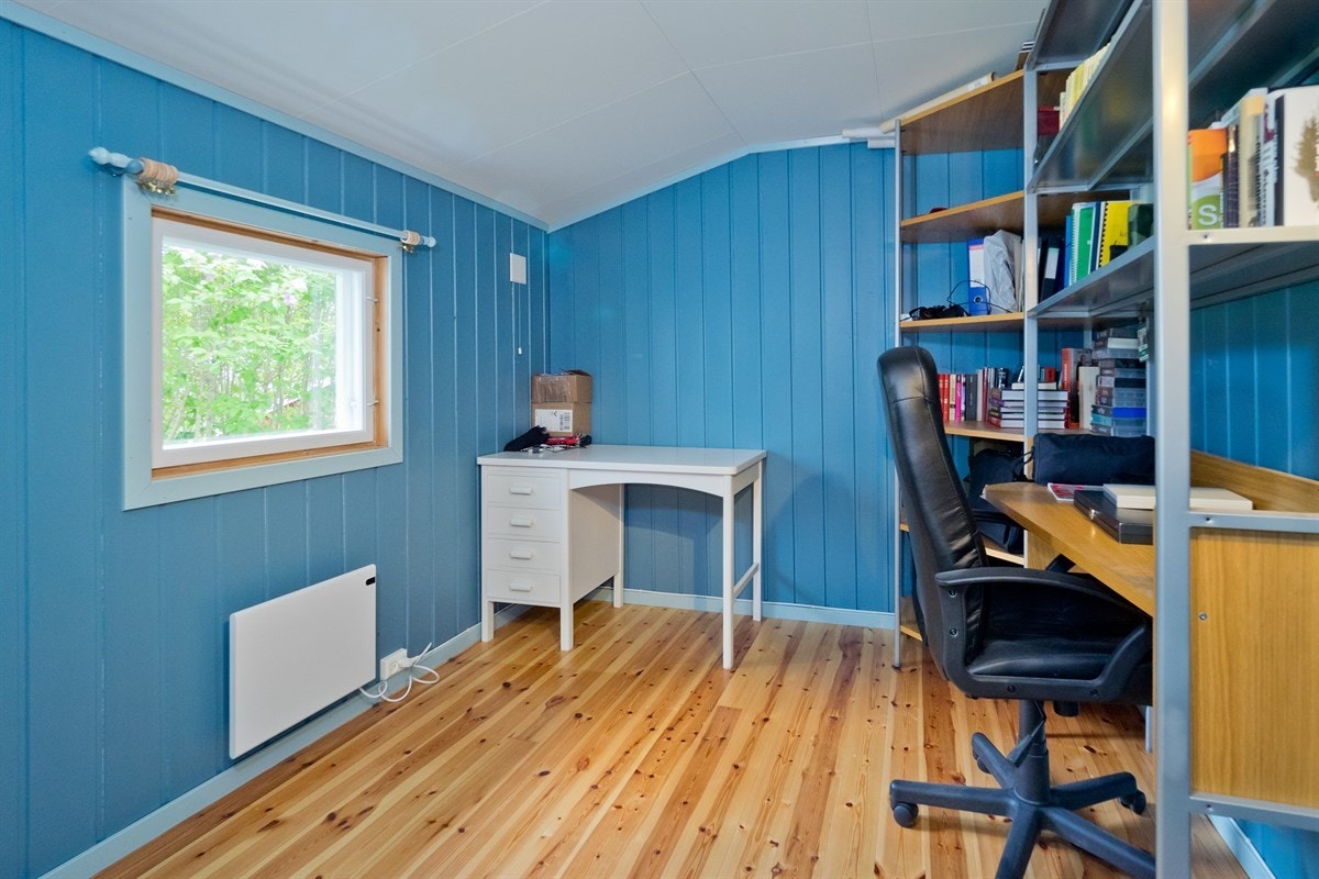 Soverom i 1.etasje, som i dag benyttes som kontor. Galleribilde