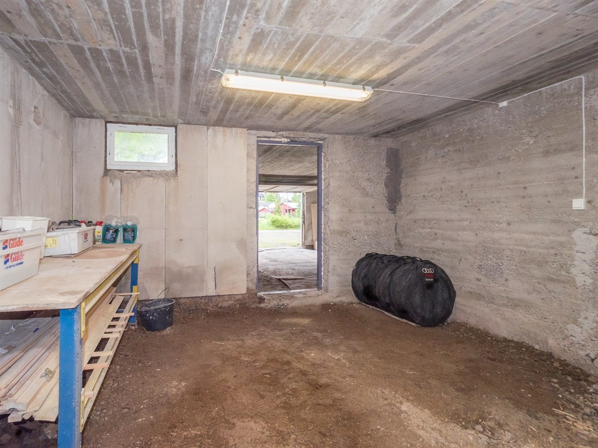 Garasje i kjeller. Galleribilde