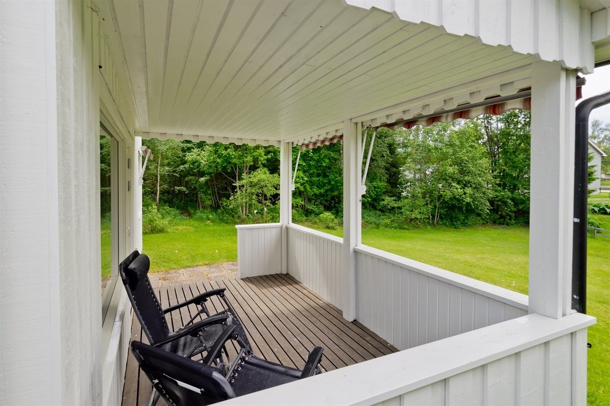 Overbygget terrasse mot vest, hvor sommerkvelder kan nytes i en lun atmosfære. Galleribilde