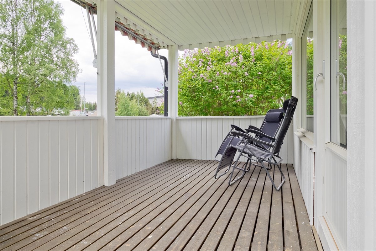 Terrasse med plass til utemøblement. Galleribilde