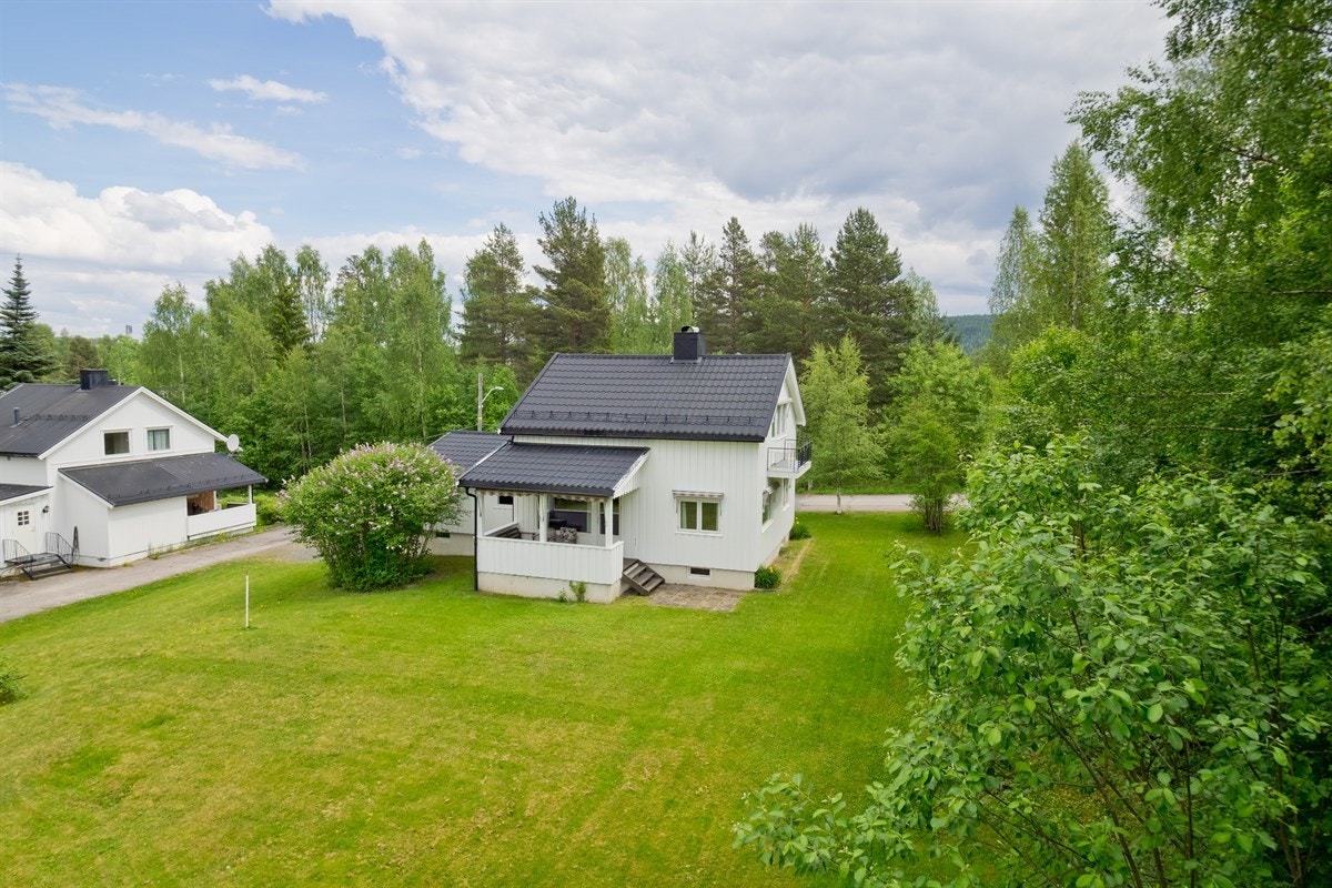 En pen og opparbeidet hage og en overbygget terrasse mot vest. Galleribilde