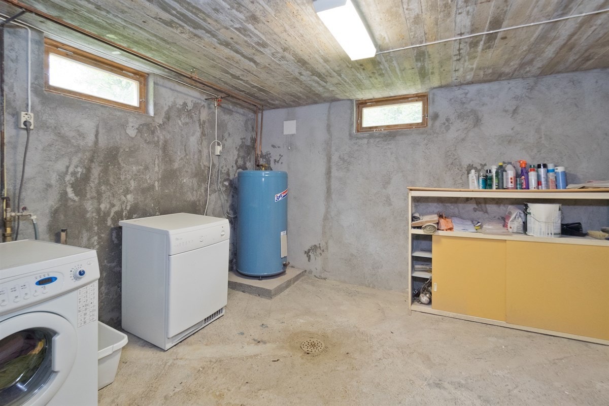 Vaskerom i kjeller med varmtvannsbereder med 200 liters kapasitet. Galleribilde