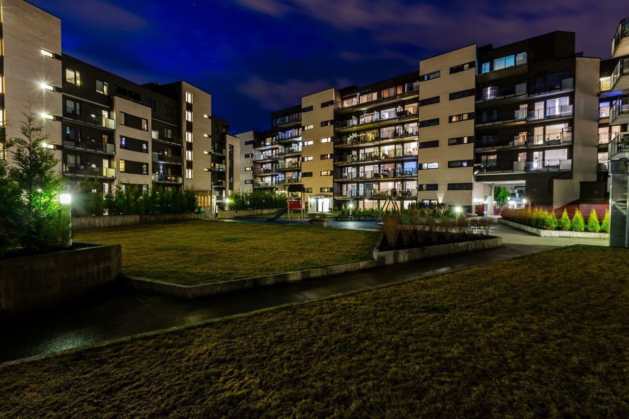 Hyggelig og luftig bakgård med mulighet for soling, grilling m.m. Flere plener. Galleribilde