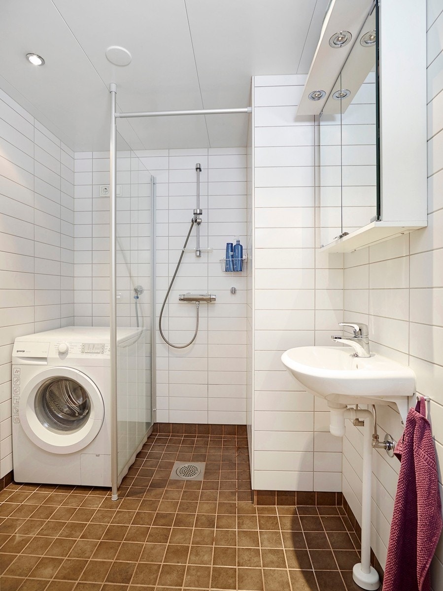 Moderne og romslig bad med vaskemaskin. Vegghengt toalett & dusjforheng. Galleribilde