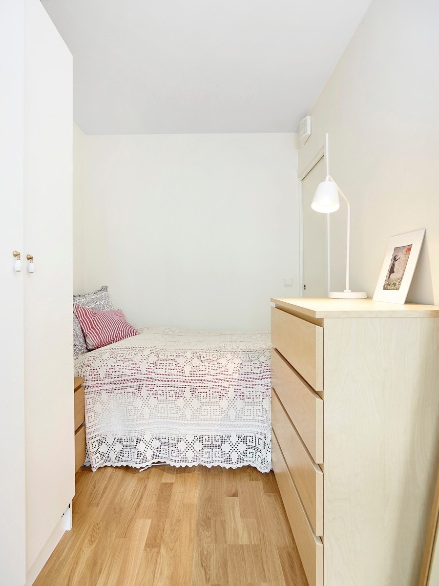 Stort soverom med dobbeltseng. Plass til 180 cm seng. Dyne/pute/sengetøy medfølger om ønskelig. Galleribilde