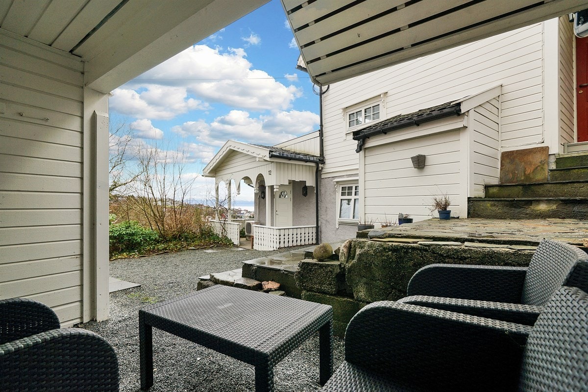Uteplass med overbygg uthus. Galleribilde