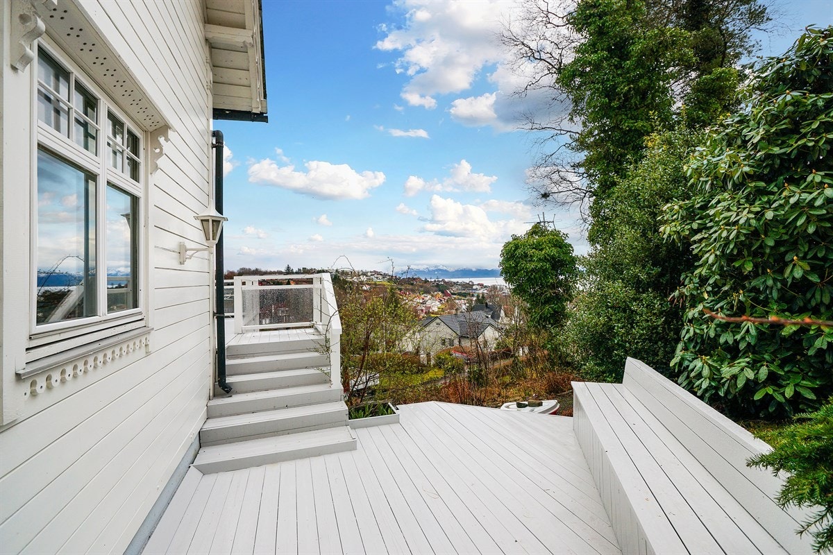Terrasse på siden av huset på ca 15 kvm. Galleribilde