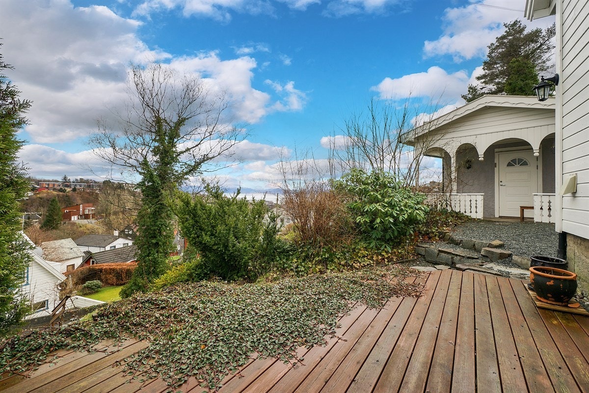 Terrasse ved uthus. Galleribilde