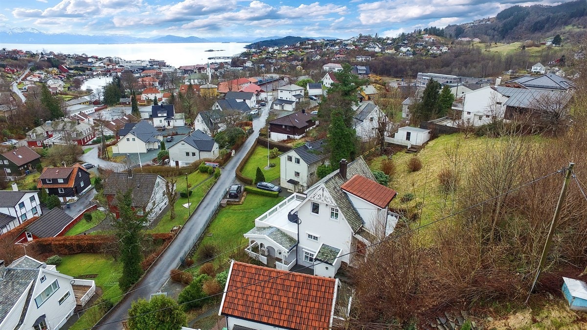 Oversiktsbilde med utsikt over Os og Bjørnefjorden Galleribilde