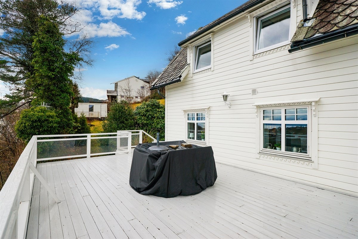 Solrik terrasse på ca 45 kvm i front av boligen med flott utsikt. Galleribilde