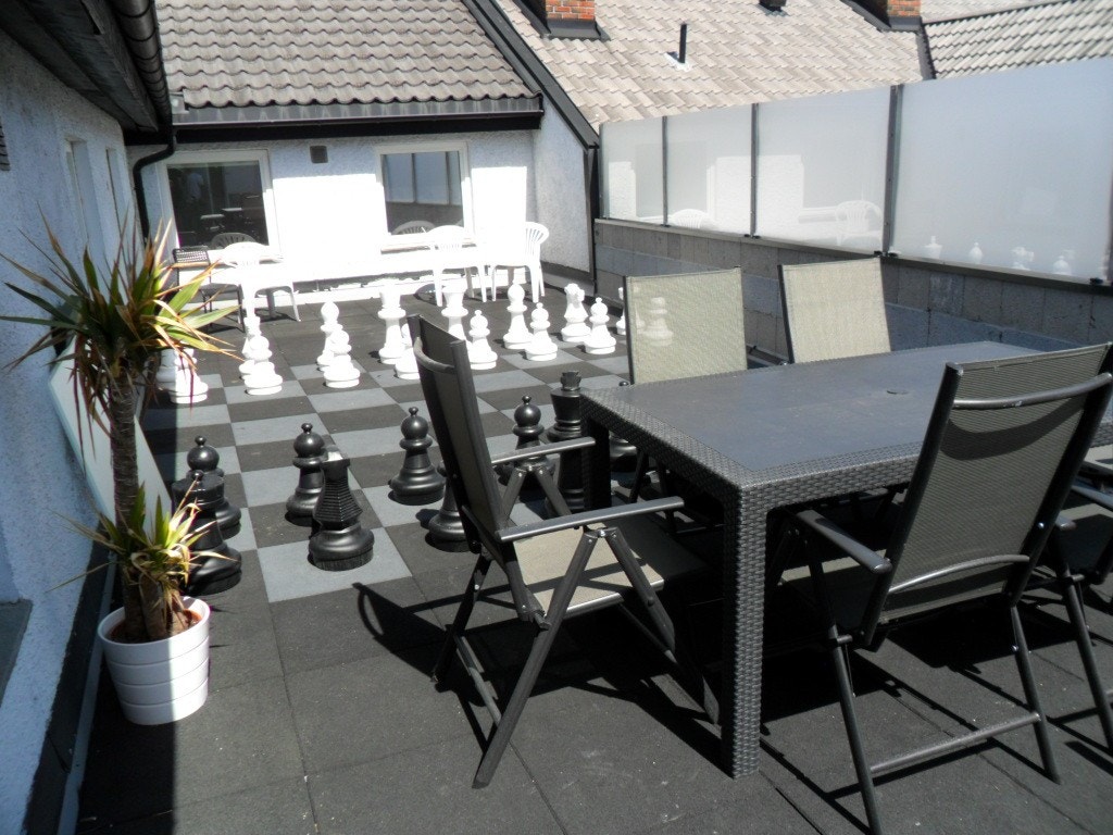 Terrasse med spiseplass og hagesjakk Galleribilde