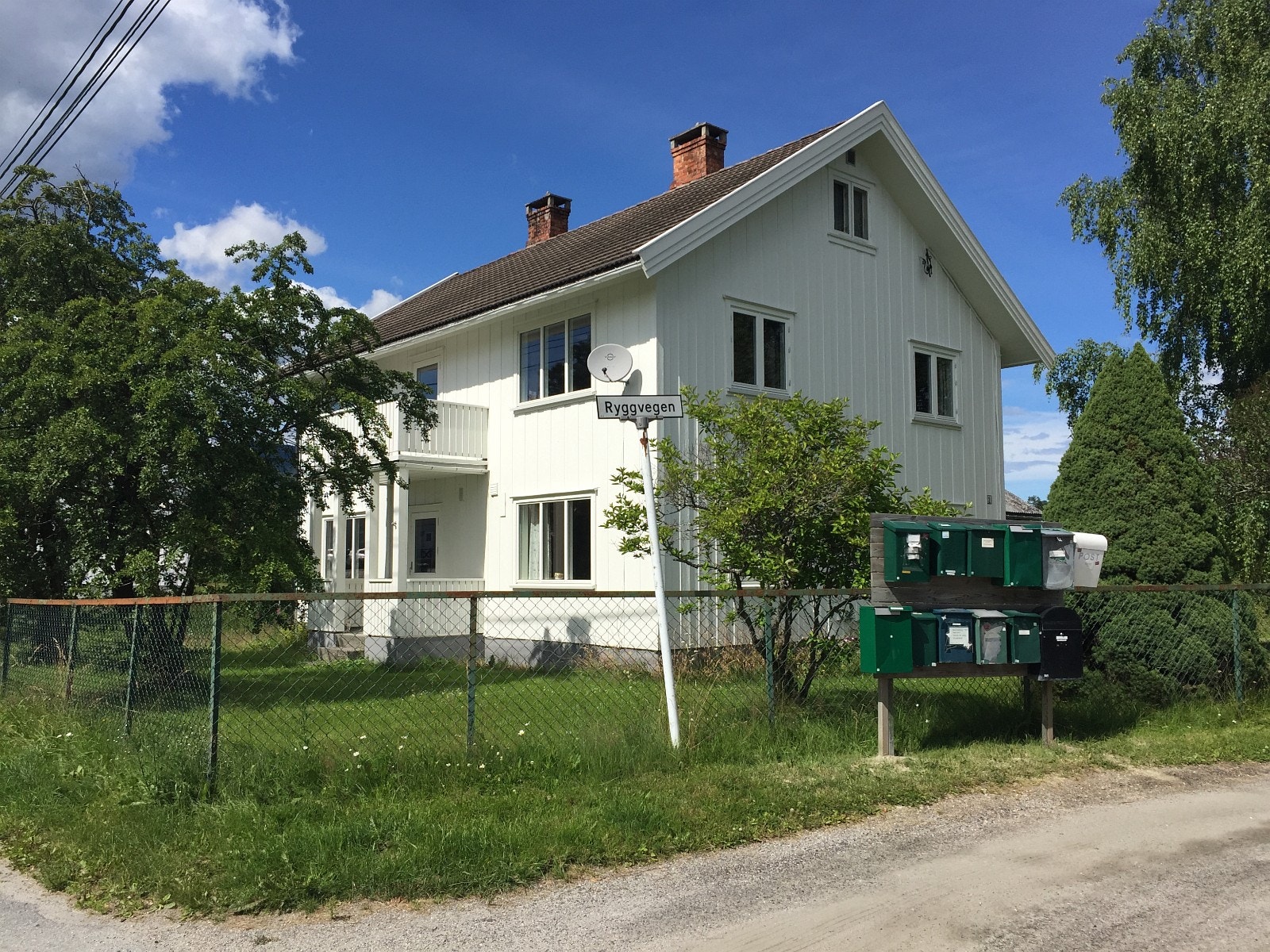 Hus sett fra veien Galleribilde