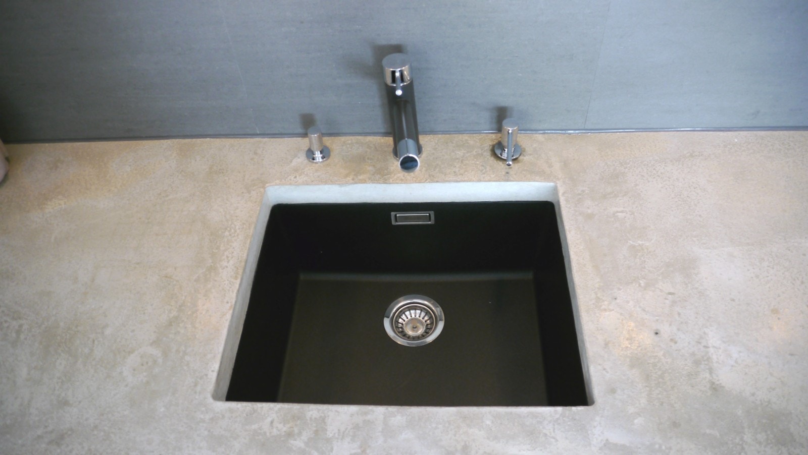 Underlimt vask med integrert såpedispenser Galleribilde