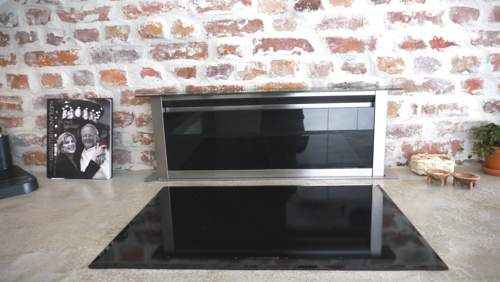 Ventilator kommer opp av kjøkkenbenk Galleribilde