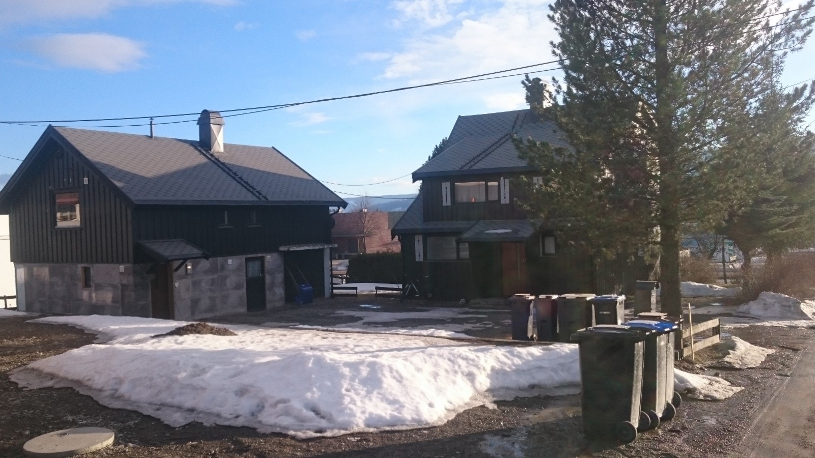 Utvendig bilde av huset / tomten. Galleribilde
