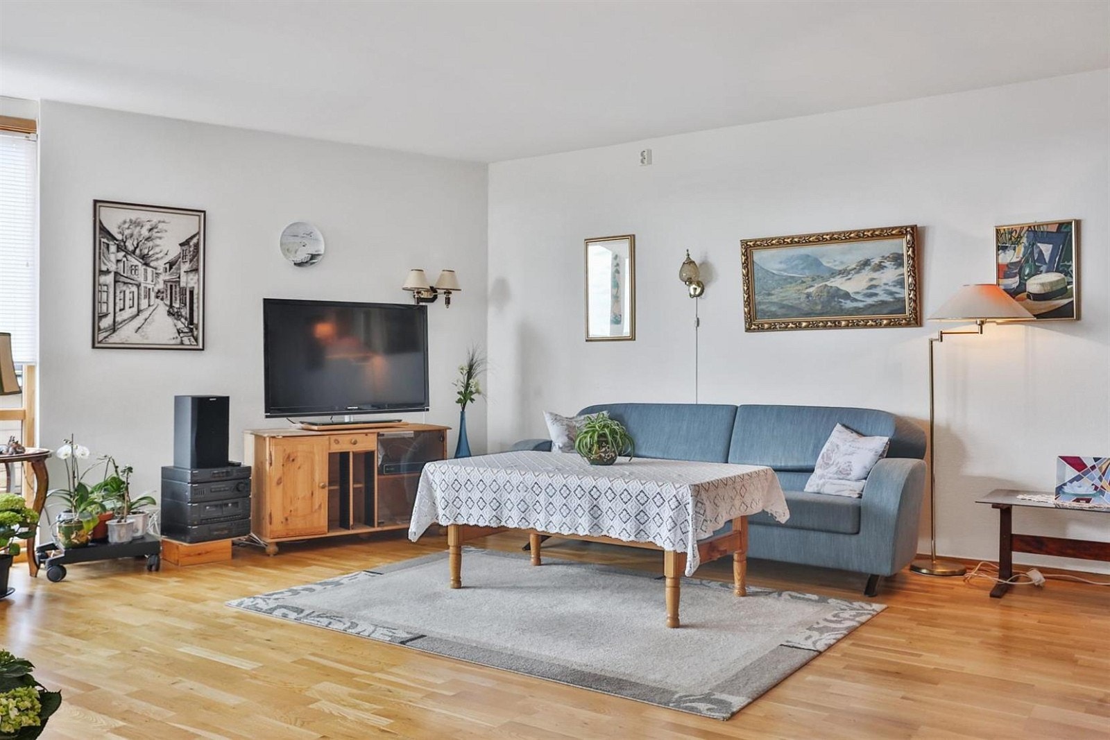 Romslig stue med plass til flere sittegrupper. Galleribilde