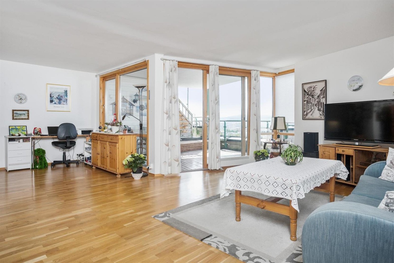 Stuen har store vindusflater som gir mye naturlig lys. Galleribilde