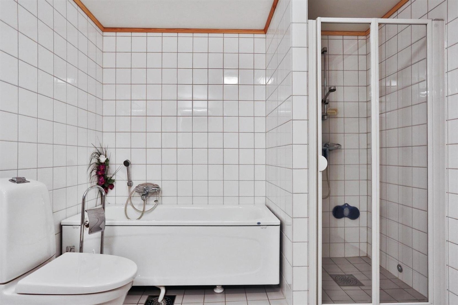 bad med badekar og dusjhjørne. Galleribilde