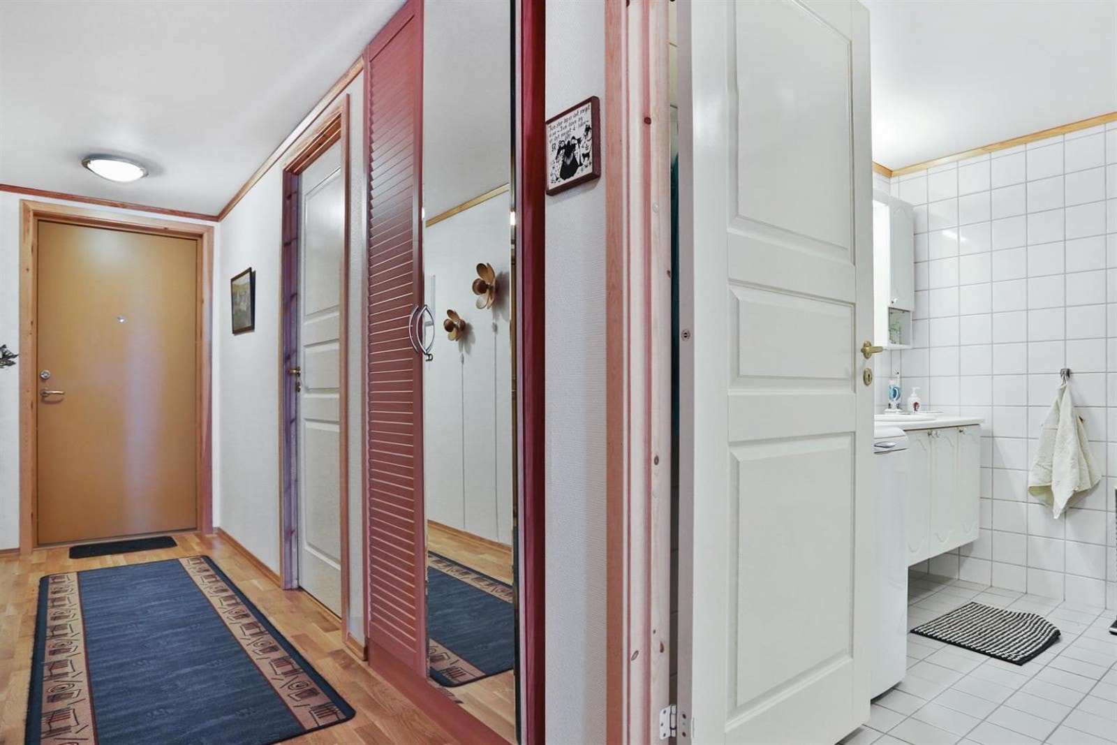 Entre med inngang til bad. Galleribilde