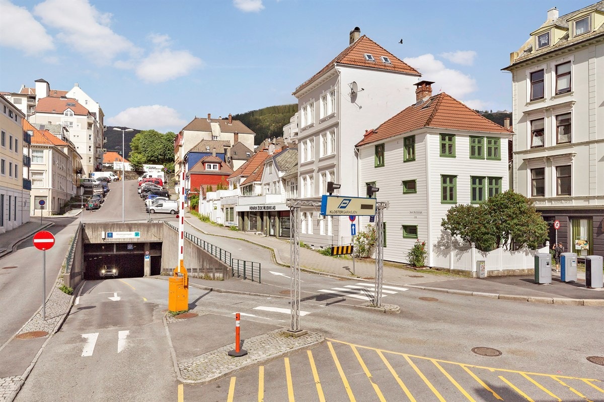 Boligen er beliggende i et historisk og flott boligområde sentralt på Nøstet. Boligen går over 3 plan + uinnredet loft. Uteleiedel i byggets 1. etasje. Galleribilde
