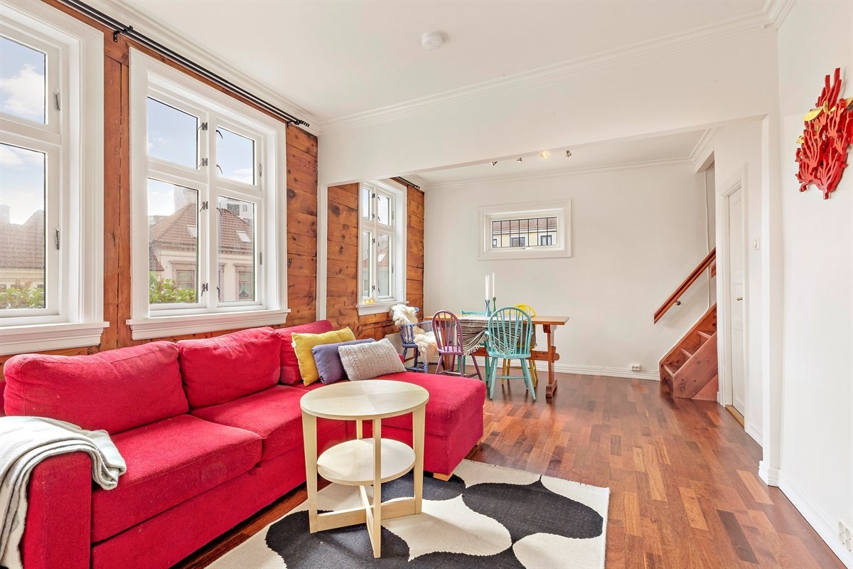 Store vindusflater gir rikelig med naturlig lysinnslipp i stuen og skaper en god romfølelse. Galleribilde