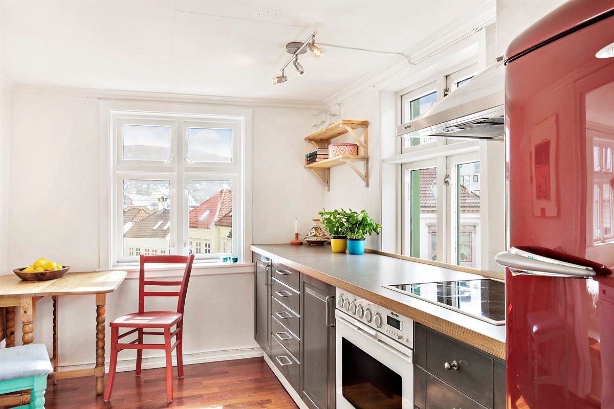 Integrert stekeovn og platetopp fra Miele. Ventilator i børstet stål. Oppvaskmaskin fra 2014 medfølger. Galleribilde