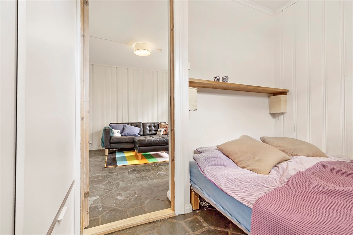 Innredet rom med plass til seng og garderobeløsninger. Galleribilde