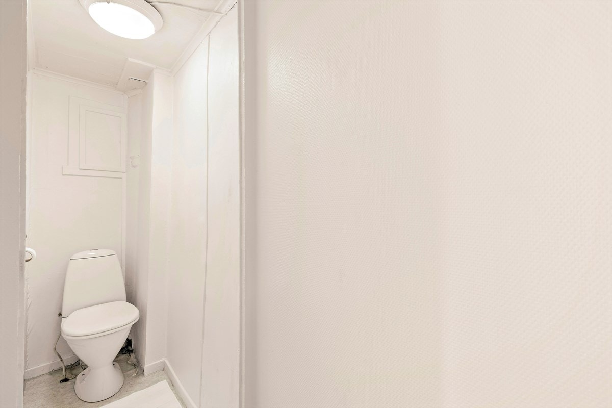 Badet inneholder dusj med glass foldedører, servant med møblement, speil og belysning. Separat wc-rom. Galleribilde