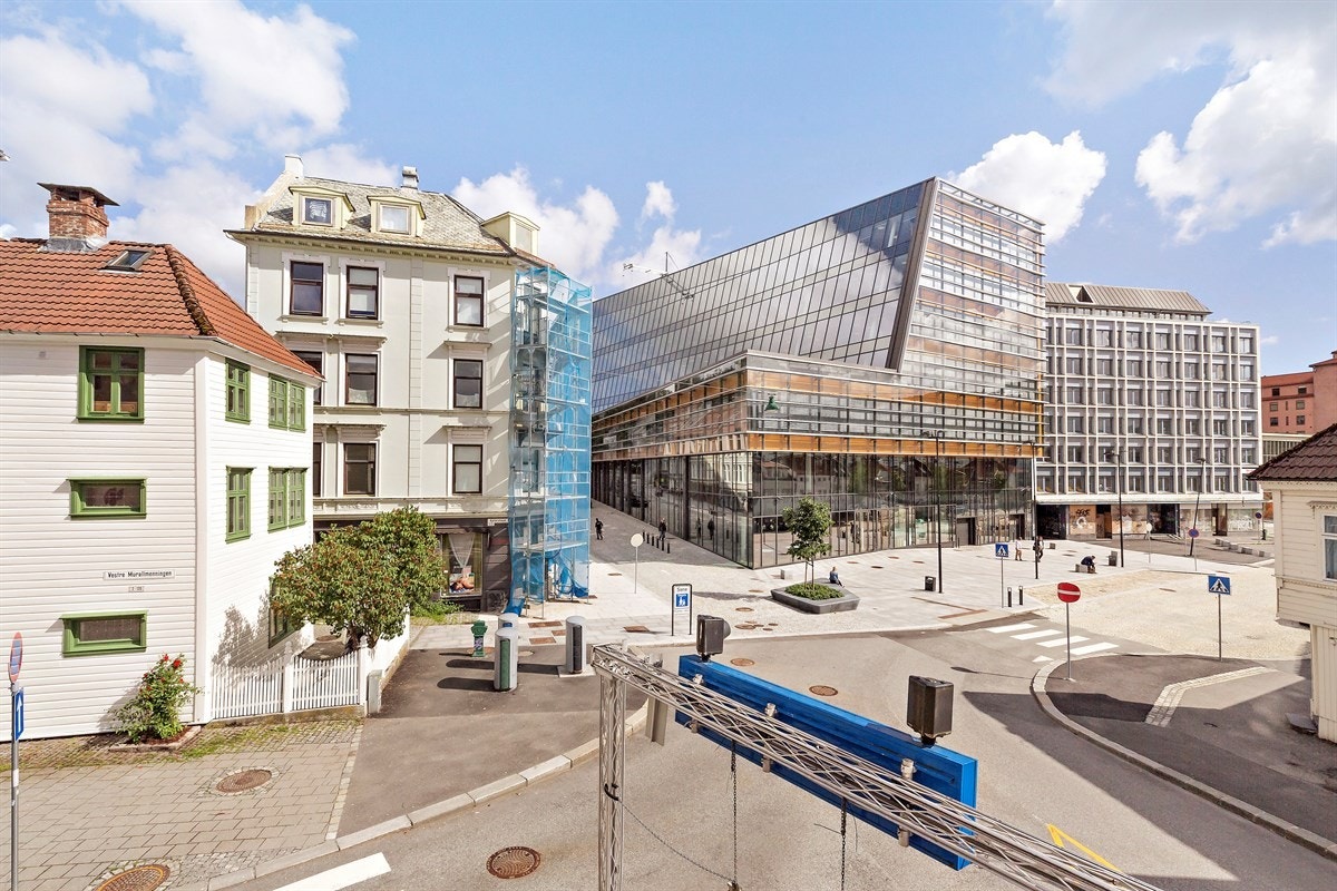 Boligen har en flott beliggenhet meget sentralt i Bergen sentrum meg gangavstand til alle fasiliteter og servicetilbud, samt barnehage og skoler. Galleribilde