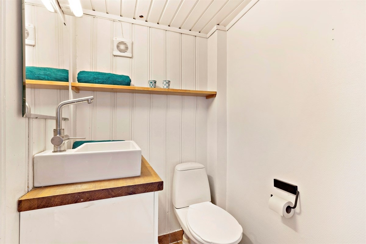 Badet inneholder wc, dusjkabinett, servant med møblement, speil og belysning. Møbel med speil og belysning fra 2014. Galleribilde
