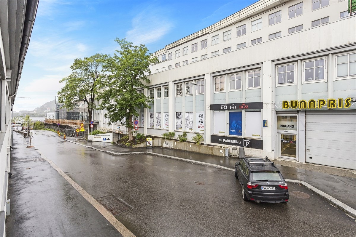 Dagligvareforettning like ved bygget Galleribilde